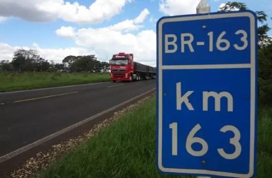 Motorista morre ao colidir carro contra duas carretas na BR-163