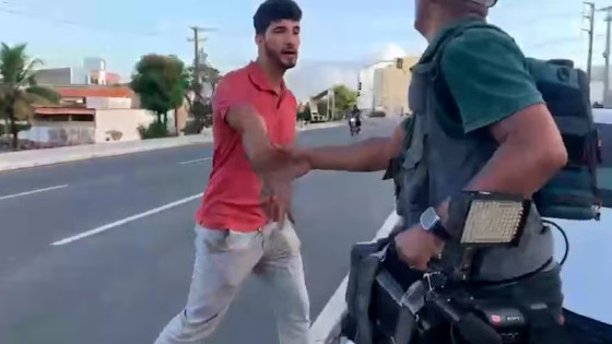 Ele bateu na traseira de outro veículo, que rodopiou na pista e ficou parado no meio da avenida