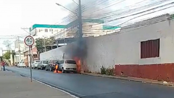 Veículo estacionado pega fogo no centro de Cuiabá.