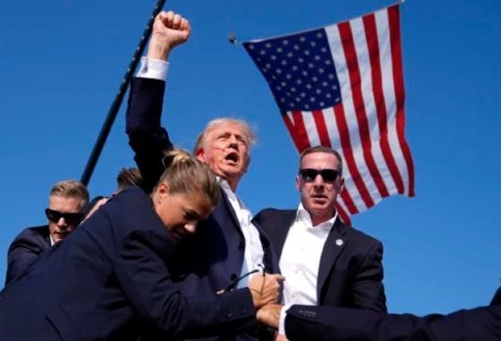 Donald Trump foi levado às pressas para fora do palco com sangue na lateral da cabeça e na orelha 
