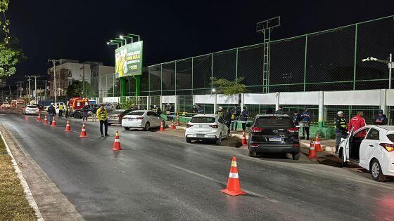 Blitz em Cuiabá prende 20 pessoas e remove 57 veículos 