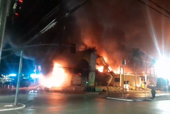 Incêndio destrói Shopping Popular na madrugada desta segunda-feira em Cuiabá