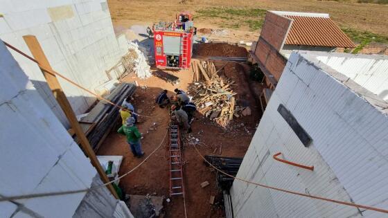 Trabalhador fica gravemente ferido após cair de uma altura de 5 metros 