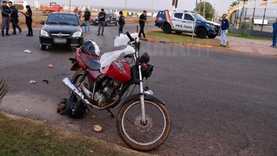 Idoso morre após colidir motocicleta contra carro em cruzamento.