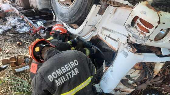 Passageiro morre após motorista de caminhão perder o controle e capotar na MT-358