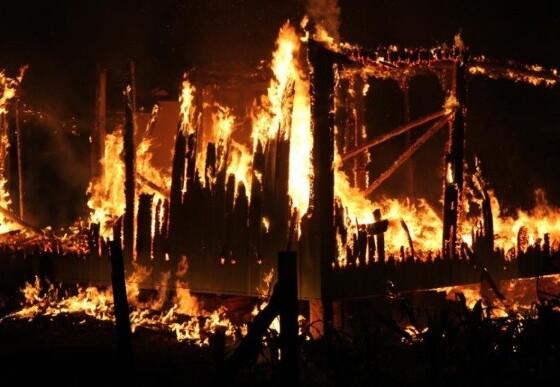 Casa fica destruída após incêndio e proprietário acredita que fogo foi provocado pelo ex-namorado da filha 