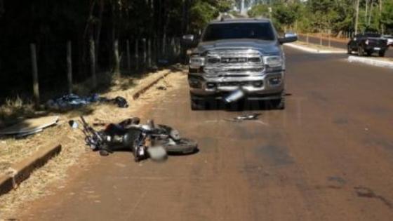 Motociclista morre após ser arremessado em colisão com caminhonete.