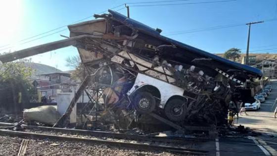 Imagens mostram momento em que trem atinge e destrói ônibus de turismo