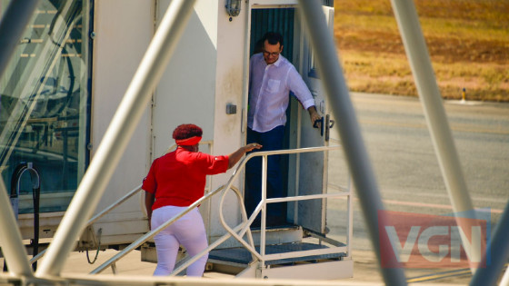 Pré-candidatos do PT aguardam Lula no aeroporto em VG