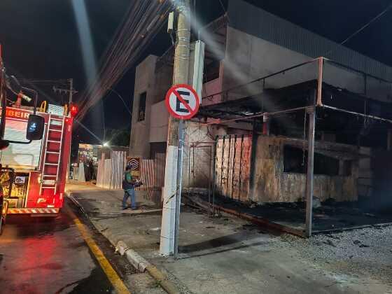 Edificação onde ocorreu o incêndio ficou completamente destruída