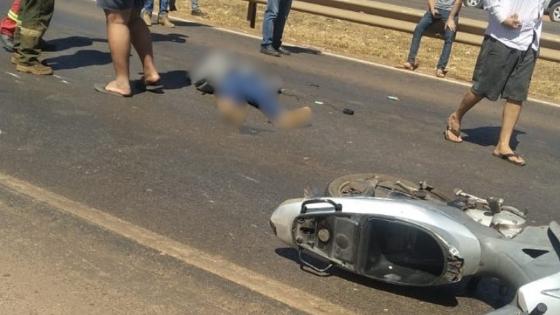 Motociclista morre após se envolver em acidente com caminhão na BR-364.