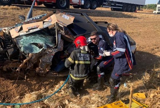 Motorista fica preso às ferragens em acidente entre carro e carreta na BR-070