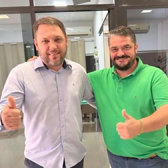 Prefeito teria expressado apoio a candidatura em vídeo feito em obra na cidade, no qual aparece maquinários da Prefeitura 