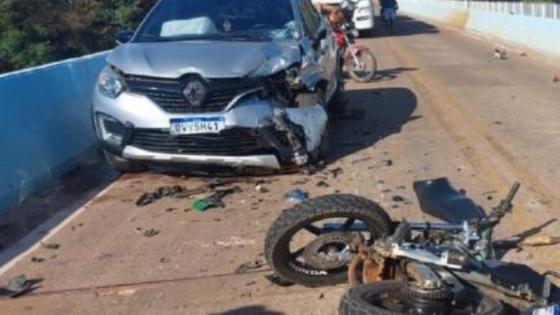 Jovem morre após perder controle de moto e colidir com carro.