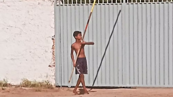 Garoto viraliza com improvisações no salto com vara e recebe convite de campeão olímpico