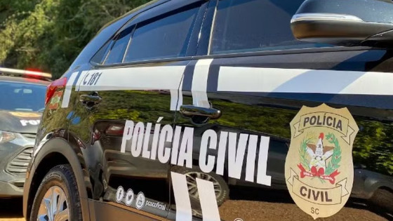 Polícia cumpre mandado de busca e apreensão em comitê eleitoral.