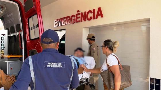 Idoso é socorrido após cair de telhado de casa.