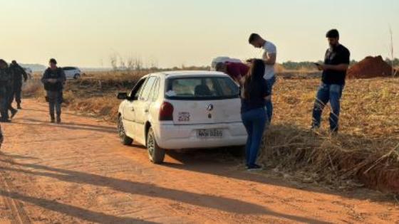 Homem é encontrado morto dentro de carro em estrada na zona rural.