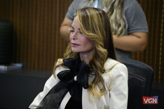 Virgínia Mendes repreende secretário de Flávia Moretti durante evento .