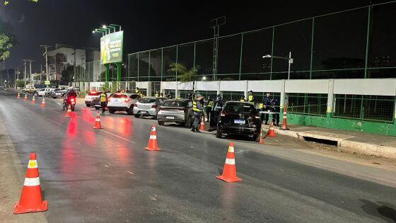 Blitz em avenidas de Cuiabá prende 14 por embriaguez ao volante e remove 38 veículos