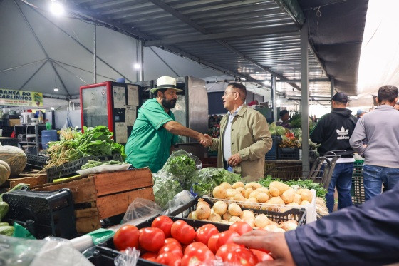 Botelho visita Mercado do Porto e faz caminhada na 13 de Junho relembrando infância e trabalho de feirante