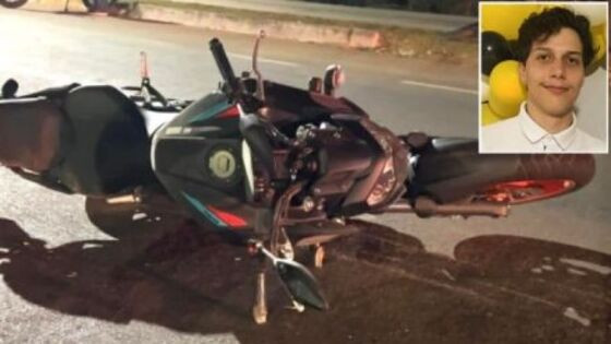 Jovem morre ao perder controle de motocicleta e colidir contra poste de iluminação.