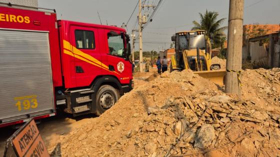 Trabalhador morre soterrado após barranco ceder; outra vítima está em estado grave.