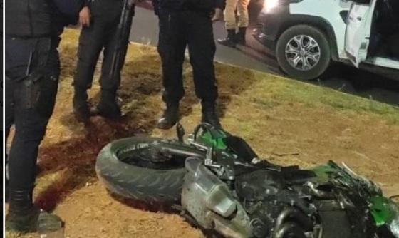 Motociclista perdeu o controle e caiu na rotatória em Sorriso