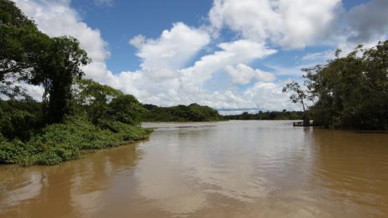 Corpo de jovem que morreu afogado ao tentar atravessar rio alcoolizado é localizado após dois dias.