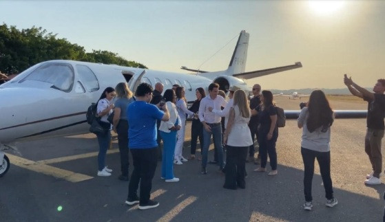 Virgínia Mendes e Fabio Garcia usam avião do Estado para participar de evento político em Juara