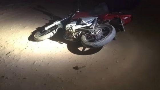 Jovem é encontrado morto ao lado de motocicleta.
