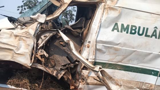 Ambulância com pacientes capota na BR-364.