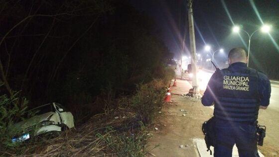 Motorista colide carro contra poste e deixa três feridos em avenida de VG 
