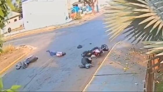 Homem sofre traumatismo craniano após colisão entre duas motos