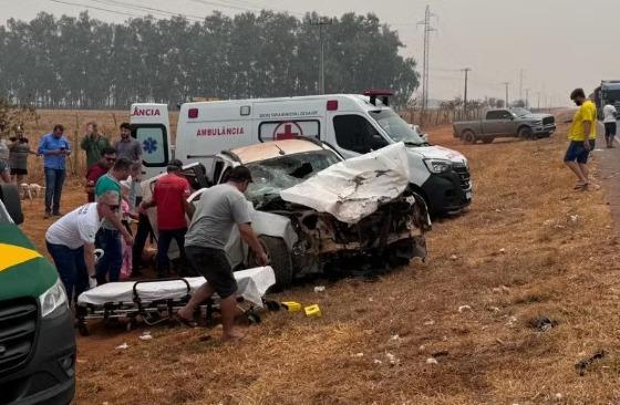 Duas pessoas morrem após pneu de caminhonete estourar e colidir contra carreta na BR-364