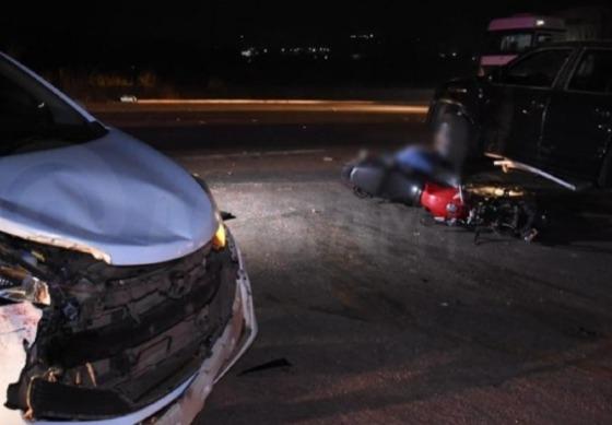 O motociclista após ser atingido pelo veículo ainda bateu em uma caminhonete 