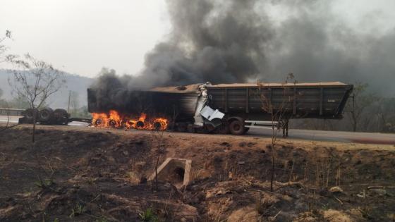 Motorista morre carbonizado após carreta pegar fogo em colisão na BR-163.