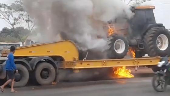 Trator pega fogo em cima de caminhão em Várzea Grande.