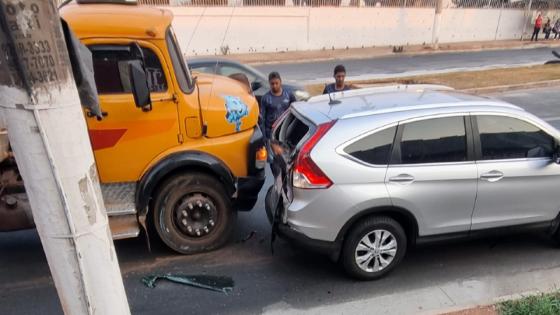 Trânsito na avenida da FEB fica lento após colisão próximo de faixa de pedestre.