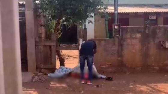 Jovem é executado na frente de casa por desafetos.