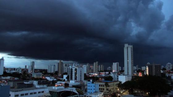 Inmet emite alerta de chuvas intensas para MT com risco de alagamentos e queda de energia.