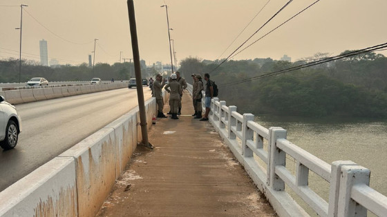 Jovem é resgatada ao tentar se jogar da Ponte Mário Andreazza.