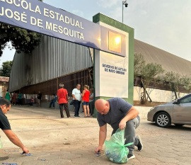 Abilio limpa calçadas sujas por santinhos