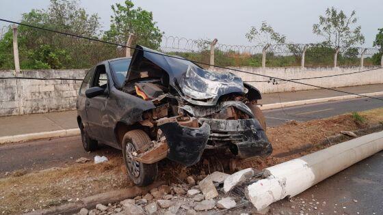 Motorista abandona carro após colidir contra poste em avenida de VG