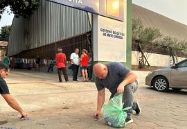 Abilio limpa calçadas sujas por santinhos