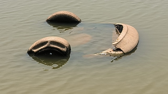 Veículo que havia sido roubado em Cuiabá é localizado em lagoa.