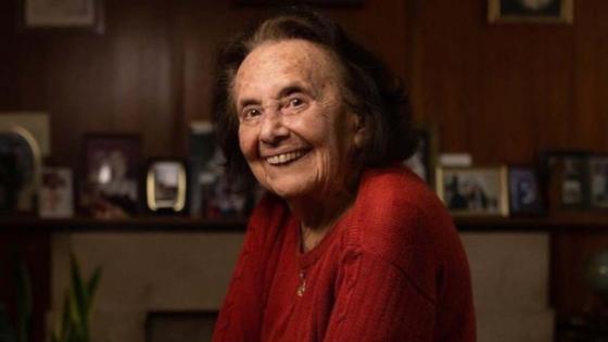 Lily Ebert, escritora e sobrevivente do Holocausto, morre aos 100 anos