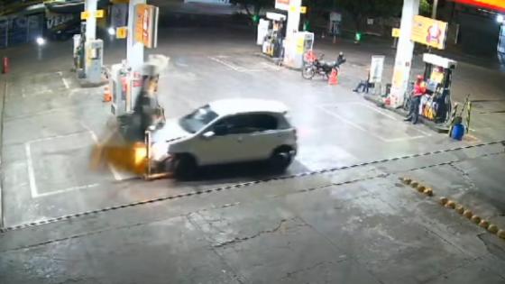Carro desgovernado invade posto e destrói bomba de combustível em VG.