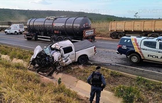 Caminhonete colide na lateral de carreta e deixa dois mortos 