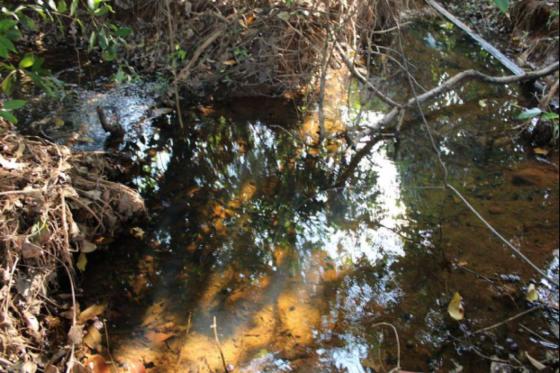 Pesquisa encontra microplásticos em córrego de bairro de Várzea Grande